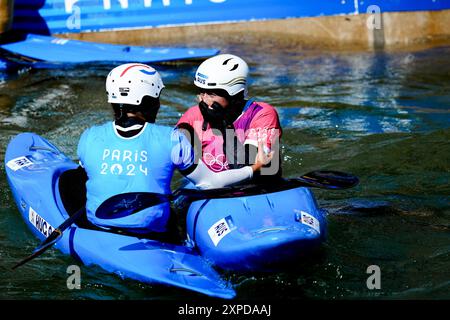 Vaires sur Marne, France. 05 août 2024. La médaillée d'or Noemie FOX de l'Australie avec la française Angele HUG participe en quart de finale féminine de kayak cross de la compétition de canoë slalom au stade nautique de Vaires-sur-Marne à Vaires-sur-Marne lors des Jeux Olympiques de Paris 2024 le 5 août 2024. Photo de Julien Poupart/ABACAPRESS. COM Credit : Abaca Press/Alamy Live News Banque D'Images