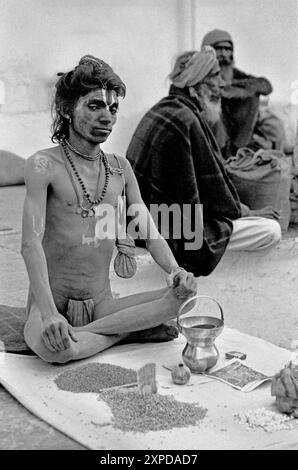 Les hommes saints hindous connus sous le nom de Saddhus se rassemblent pour la Foire annuelle de chameau de Pushkar pendant la pleine lune de novembre chaque année à Pushkar, Inde - 1989 Banque D'Images