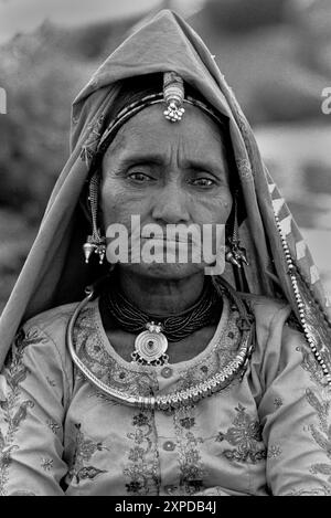 Banjari femme tribale se réunissent à la Foire de chameau de Pushkar chaque novembre pleine lune à Pushkar, Inde - 1989 Banque D'Images