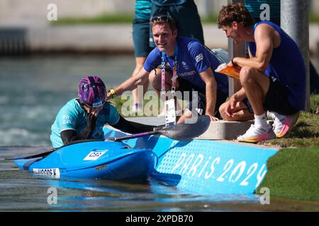 PARIS, FRANCE. 5 août 2024. Kimberley Woods de l’équipe Grande-Bretagne réagit après la finale de canoë Slalom Women’s kayak Cross le dixième jour des Jeux Olympiques de Paris 2024 au stade nautique de Vaires-sur-Marne, Paris, France. Crédit : Craig Mercer/Alamy Live News Banque D'Images