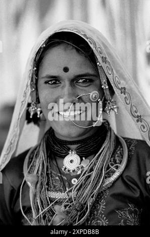 Banjari femme tribale se réunissent à la Foire de chameau de Pushkar chaque novembre pleine lune à Pushkar, Inde - 1989 Banque D'Images