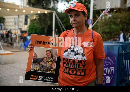 Israël. 05 août 2024. Les Israéliens se sont rassemblés sur la place des otages et ont lâché des ballons orange pour marquer le cinquième anniversaire de l'otage israélien Ariel Bibas, enlevé le 7 octobre et détenu en captivité par le Hamas à Gaza pendant 304 jours. Tel Aviv, Israël. 05 août 2024. (Matan Golan/Sipa USA). Crédit : Sipa USA/Alamy Live News Banque D'Images