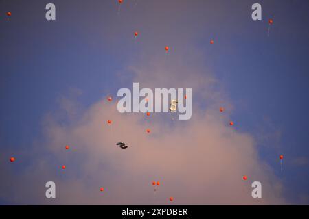 Israël. 05 août 2024. Les Israéliens se sont rassemblés sur la place des otages et ont lâché des ballons orange pour marquer le cinquième anniversaire de l'otage israélien Ariel Bibas, enlevé le 7 octobre et détenu en captivité par le Hamas à Gaza pendant 304 jours. Tel Aviv, Israël. 05 août 2024. (Matan Golan/Sipa USA). Crédit : Sipa USA/Alamy Live News Banque D'Images