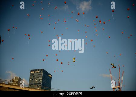 Israël. 05 août 2024. Les Israéliens se sont rassemblés sur la place des otages et ont lâché des ballons orange pour marquer le cinquième anniversaire de l'otage israélien Ariel Bibas, enlevé le 7 octobre et détenu en captivité par le Hamas à Gaza pendant 304 jours. Tel Aviv, Israël. 05 août 2024. (Matan Golan/Sipa USA). Crédit : Sipa USA/Alamy Live News Banque D'Images