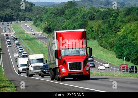 Plan horizontal d'un dix-huit roues rouge grimpant sur une autoroute inter-états dans le Tennessee. Banque D'Images