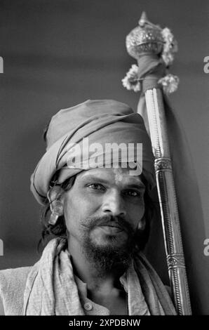 Les hommes saints hindous connus sous le nom de Saddhus se rassemblent pour la Foire annuelle de chameau de Pushkar pendant la pleine lune de novembre chaque année à Pushkar, Inde - 1989 Banque D'Images