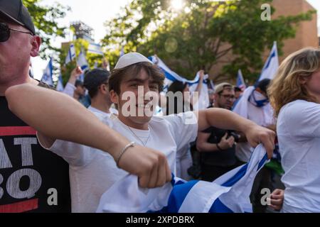 Seattle, États-Unis. 12 mai 2024. La marche Unis pour Israël s'est réunie au camp de l'Université de Washington en Palestine. Banque D'Images