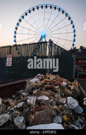 Seattle, États-Unis. 21 juillet 2024. Bac à compost de fruits de mer sur le front de mer. Banque D'Images