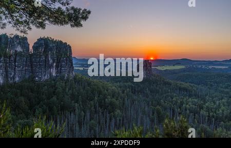 Majestueux et fascinant Schrammsteine avec torsteine, au coucher du soleil dans les montagnes de grès de l'Elbe saxon. Oui, Falkenstein, berceau de l'escalade sportive. Banque D'Images