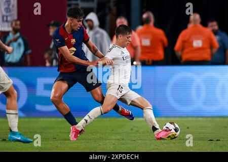 3 août 2024 : East Rutherford, NJ, USA ; le milieu de terrain du Real Madrid Arda Guler (15 ans) se bat pour la possession contre le milieu de terrain de Barcelone Marc Bernal (19 ans) dur Banque D'Images