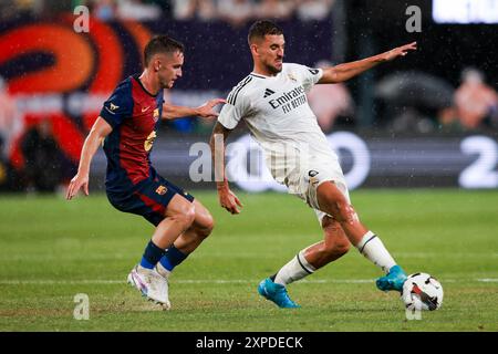 3 août 2024 : East Rutherford, NJ, USA ; le milieu de terrain du Real Madrid Dani Ceballos (19 ans) prend possession contre le milieu de terrain de Barcelone Marc Casado (30 ans) pendant Banque D'Images