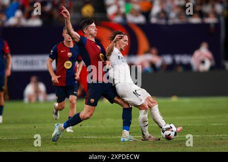 3 août 2024 : East Rutherford, NJ, USA ; le milieu de terrain du Real Madrid Luka Modric (10 ans) et l'attaquant de Barcelone Robert Lewandowski (9 ans) se battent pour la possession dure Banque D'Images