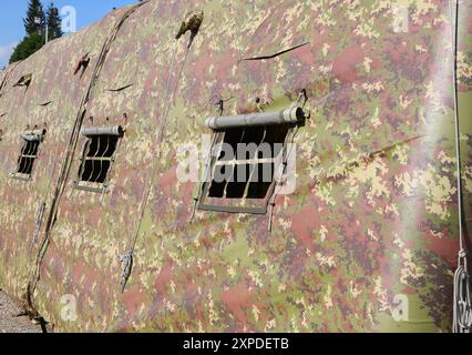 tente militaire camouflée installée dans un camp d'entraînement en temps de guerre sans personne Banque D'Images