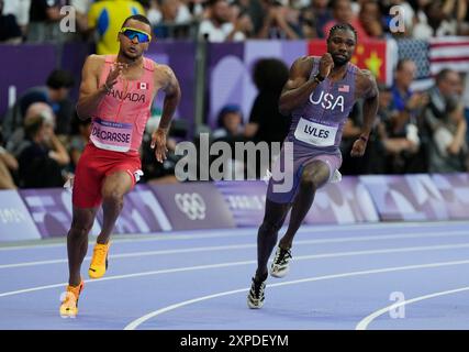 Paris, France. 05 août 2024. Noah Lyles, des É.-U. (R) et André de Grasse, du Canada, participent à une manche masculine de la ronde 1 du 200 m au stade de France lors de la compétition d’athlétisme des Jeux Olympiques de Paris 2024 à Paris, France, le lundi 5 août 2024. Lyles a terminé premier et de Grasse a terminé deuxième. Photo de Paul Hanna/UPI. Crédit : UPI/Alamy Live News Banque D'Images