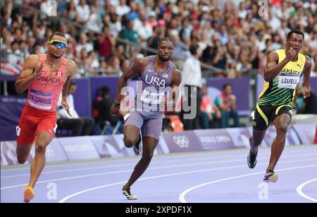 Paris, France. 05 août 2024. Noah Lyles, des É.-U. (C), André de Grasse, du Canada (l) et Bryan Levell, de Jamaïque, participent à une manche masculine de la ronde 1 du 200 m au stade de France lors de la compétition d’athlétisme des Jeux Olympiques de Paris 2024 à Paris, France, le lundi 5 août 2024. Lyles a terminé premier et de Grasse a terminé deuxième. Photo de Paul Hanna/UPI. Crédit : UPI/Alamy Live News Banque D'Images