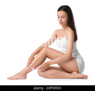 Belle femme rasant la jambe sur fond blanc Banque D'Images