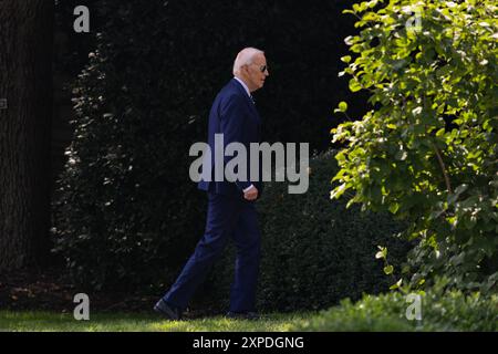 Washington, États-Unis. 05 août 2024. Le président AMÉRICAIN Joe Biden se promène devant l'aile ouest après son retour sur la pelouse sud de la Maison Blanche par Marine One à Washington, DC, États-Unis, le 5 août 2024. Le président AMÉRICAIN Biden revient du Delaware. Crédit : Abaca Press/Alamy Live News Banque D'Images