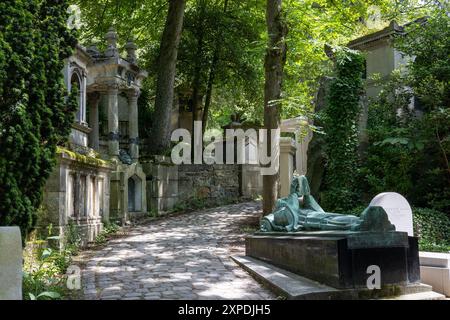 Paris, France - 07 juin 2024 : sentier et tombes au cimetière du Père-Lachaise. Aucune personne visible. Banque D'Images