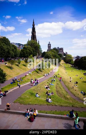 Touristes et visiteurs se relaxant dans les jardins de la rue Princes à côté du monument Scott en été Banque D'Images