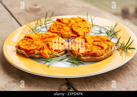 Sklandrausis, une tarte aux légumes lettone avec une couche de purée de pommes de terre surmontée d'une purée de carottes sucrées sur une croûte de seigle. Banque D'Images