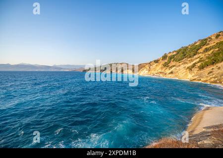 Vue sur la plage de Pulebardha entre Ksamil et Saranda en Albanie Banque D'Images