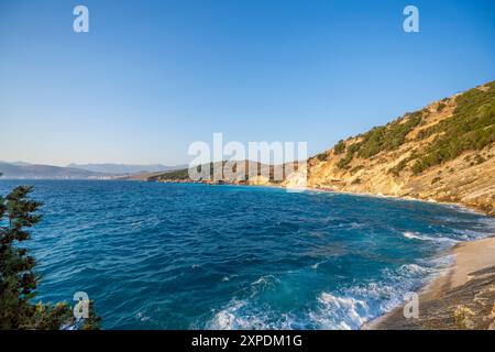 Vue sur la plage de Pulebardha entre Ksamil et Saranda en Albanie Banque D'Images