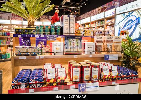 Londres, Royaume-Uni - 26 juillet 2024 : différents produits alimentaires du Royaume-Uni exposés à l'aéroport de Luton. Banque D'Images