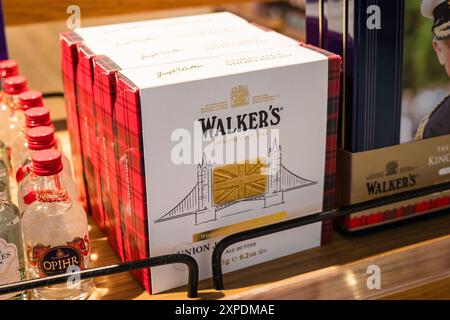 Londres, Royaume-Uni - 26 juillet 2024 : différents produits de boulangerie de marque Walkers. Banque D'Images