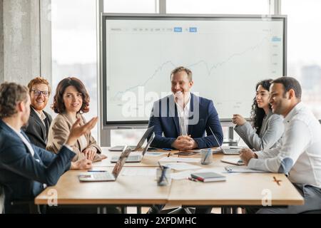 Les professionnels des affaires se réunissent autour d'une table Banque D'Images