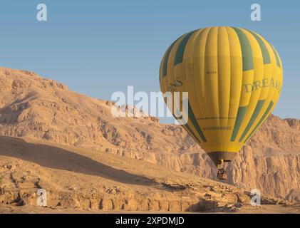 Montgolfières au-dessus de la Cisjordanie du Nil, Louxor, Egypte Banque D'Images