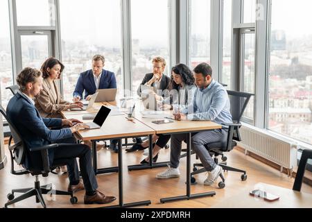 Professionnels travaillant sur des ordinateurs portables dans Modern Office Banque D'Images