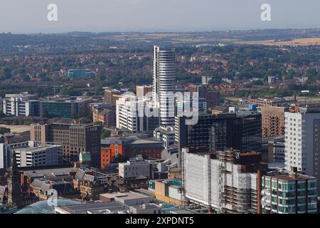 Une vue surélevée dans le centre-ville de Leeds depuis le toit du nouvel immeuble d'appartements Scape. Banque D'Images