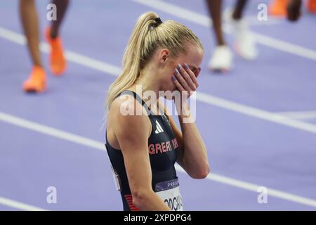 Paris, France. 05 août 2024. Keely Hodgkinson, de Grande-Bretagne, réagit après avoir remporté la médaille d'or de la finale du 800 m féminin au stade de France lors de la compétition d'athlétisme des Jeux Olympiques de Paris 2024 à Paris, France, le lundi 5 août 2024. Photo de Maya Vidon-White/UPI. Crédit : UPI/Alamy Live News Banque D'Images