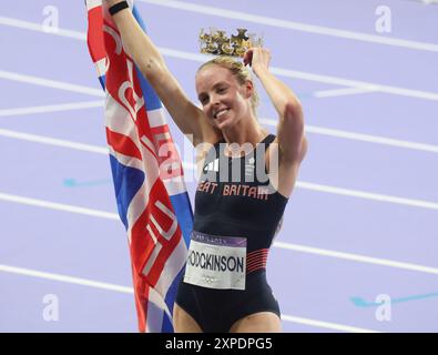 Paris, France. 05 août 2024. Keely Hodgkinson, de Grande-Bretagne, célèbre après avoir remporté la médaille d'or de la finale du 800 m féminin au stade de France lors de la compétition d'athlétisme des Jeux Olympiques de Paris 2024 à Paris, France, le lundi 5 août 2024. Photo de Maya Vidon-White/UPI. Crédit : UPI/Alamy Live News Banque D'Images