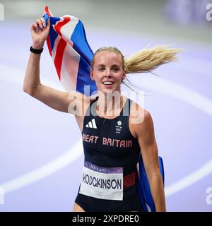 PARIS, FRANCE. 5 août 2024. Keely Hodgkinson, de l’équipe Grande-Bretagne, célèbre avoir remporté la finale du 800 m féminin le dixième jour des Jeux Olympiques de Paris 2024 au stade de France, Paris, France. Crédit : Craig Mercer/Alamy Live News Banque D'Images