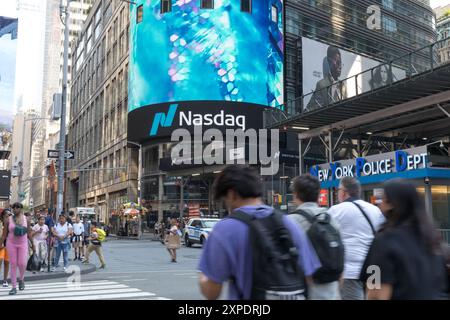 New York, États-Unis. 05 août 2024. Le Nasdaq MarketSite à New York, États-Unis, le lundi 5 août 2024. Un selloff dans les coins les plus risqués du marché mondial s'est aggravé, les actions plongeant et les traders se précipitant vers la sécurité des obligations alors que les inquiétudes concernant un ralentissement dans la plus grande économie mondiale s'intensifiaient. Crédit : Brazil photo Press/Alamy Live News Banque D'Images