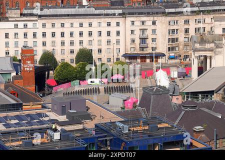 Une vue vers Millennium Square et Leeds General Infirmary Brotherton Wing à Leeds City Centre, West Yorkshire, Royaume-Uni Banque D'Images