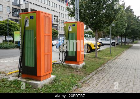 OSTRAVA, RÉPUBLIQUE TCHÈQUE - 25 SEPTEMBRE 2023 : chargeurs de voiture électrique fabriqués par ABB à Ostrava Banque D'Images