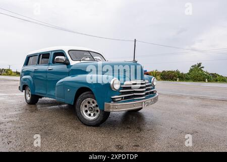 SANTA CRUZ DEL NORTE, CUBA - 29 AOÛT 2023 : Blue 1949 Chevrolet Fleetmaster Station Wagon à Cuba Banque D'Images