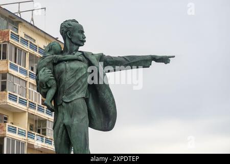 LA HAVANE, CUBA - 29 AOÛT 2023 : Statue de jose Marti avec l'enfant pointant la main Banque D'Images