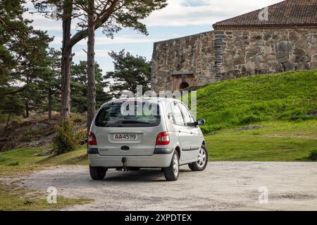 HALDEN, NORVÈGE - 18 AOÛT 2016 : vue arrière de Renault Megane Scenic devant le château Banque D'Images