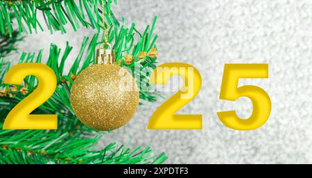 Bonne année 2025 anniversaire. Transition de 2024 à la nouvelle année 2025 image conceptuelle avec ornement de boule dorée sur l'arbre de Noël. Banque D'Images