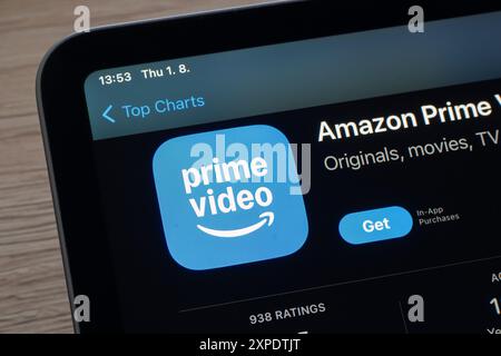 OSTRAVA, TCHÉQUIE - 27 JUILLET 2024 : application mobile Amazon Prime Video streaming installée sur smartphone iPhone, icône sur écran LCD Banque D'Images