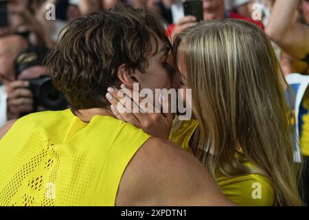 Saint Denis, France. 05 août 2024. Jeux olympiques, Paris 2024, athlétisme, stade de France, voûte à la perche, hommes, finale, vainqueur Armand Duplantis de Suède embrasse sa petite amie Desire Inglander. Crédit : Michael Kappeler/dpa/Alamy Live News Banque D'Images