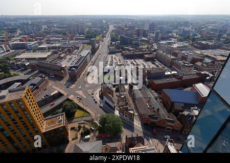 Une vue surélevée dans le centre-ville de Leeds depuis le toit du nouvel immeuble d'appartements Scape. L'A58M est visible près du centre de l'image. Banque D'Images