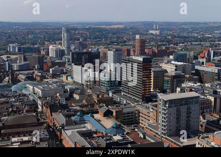 Une vue surélevée dans le centre-ville de Leeds depuis le toit du nouvel immeuble d'appartements Scape. Banque D'Images