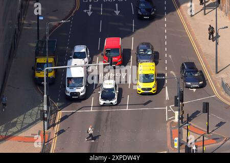 Une traversée piétonne un carrefour animé sur Merrion Street & Woodhouse Lane dans le centre-ville de Leeds, West Yorkshire, Royaume-Uni Banque D'Images
