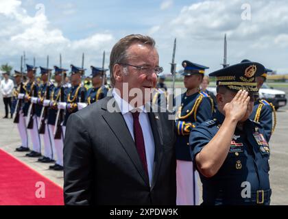 Manille, Philippines. 05 août 2024. Le ministre de la Défense Boris Pistorius (à gauche, SPD) part après sa visite à Manille et est vu par le général Stephen Parrenio (à droite), chef de l'armée de l'air philippine. Crédit : Soeren Stache/dpa/Alamy Live News Banque D'Images