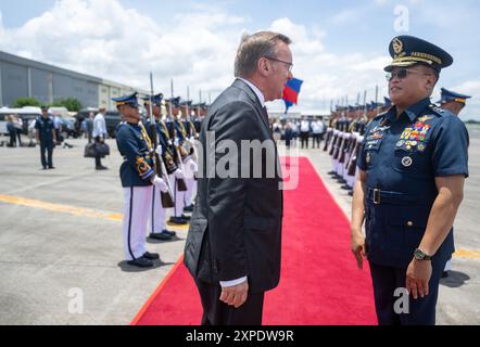 Manille, Philippines. 05 août 2024. Le ministre de la Défense Boris Pistorius (à gauche, SPD) part après sa visite à Manille et est vu par le général Stephen Parrenio (à droite), chef de l'armée de l'air philippine. Crédit : Soeren Stache/dpa/Alamy Live News Banque D'Images