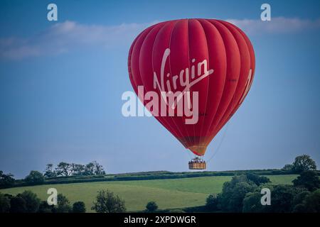 Virgin Hot Air ballon survolant la campagne près de Tiverton dans l'est du Devon. Banque D'Images